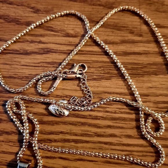 IGUANA Crystal Necklace - Picture 2 of 8